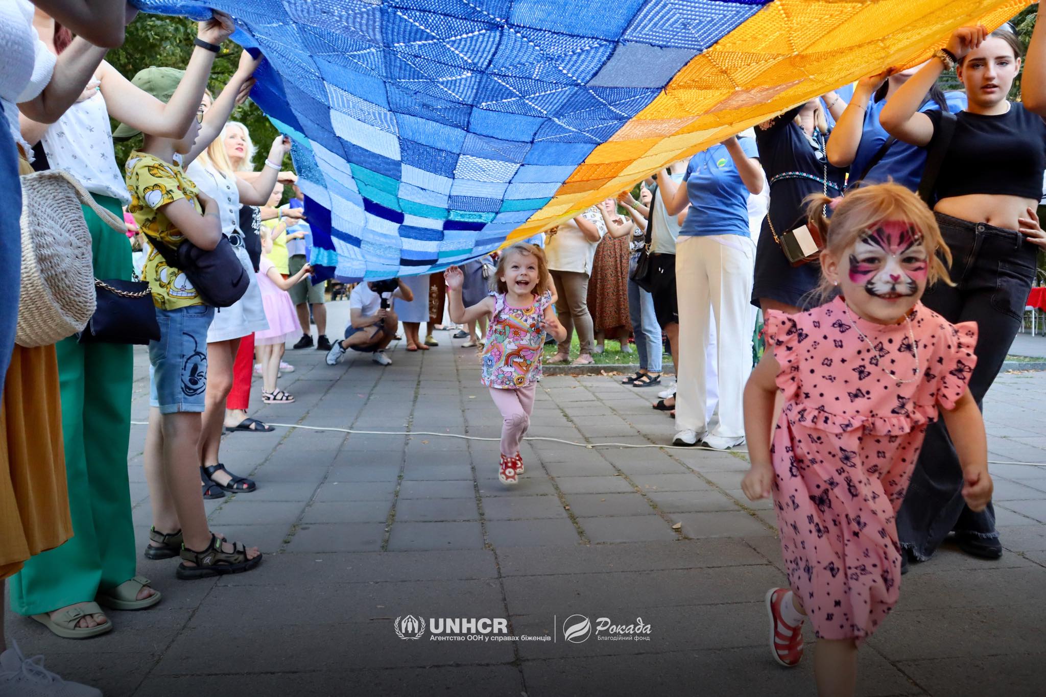 Рекорд України встановлено: у Луцьку розгорнули найбільший вʼязаний прапор та встановили рекорд наймасовішого арттерапевтичного заходу