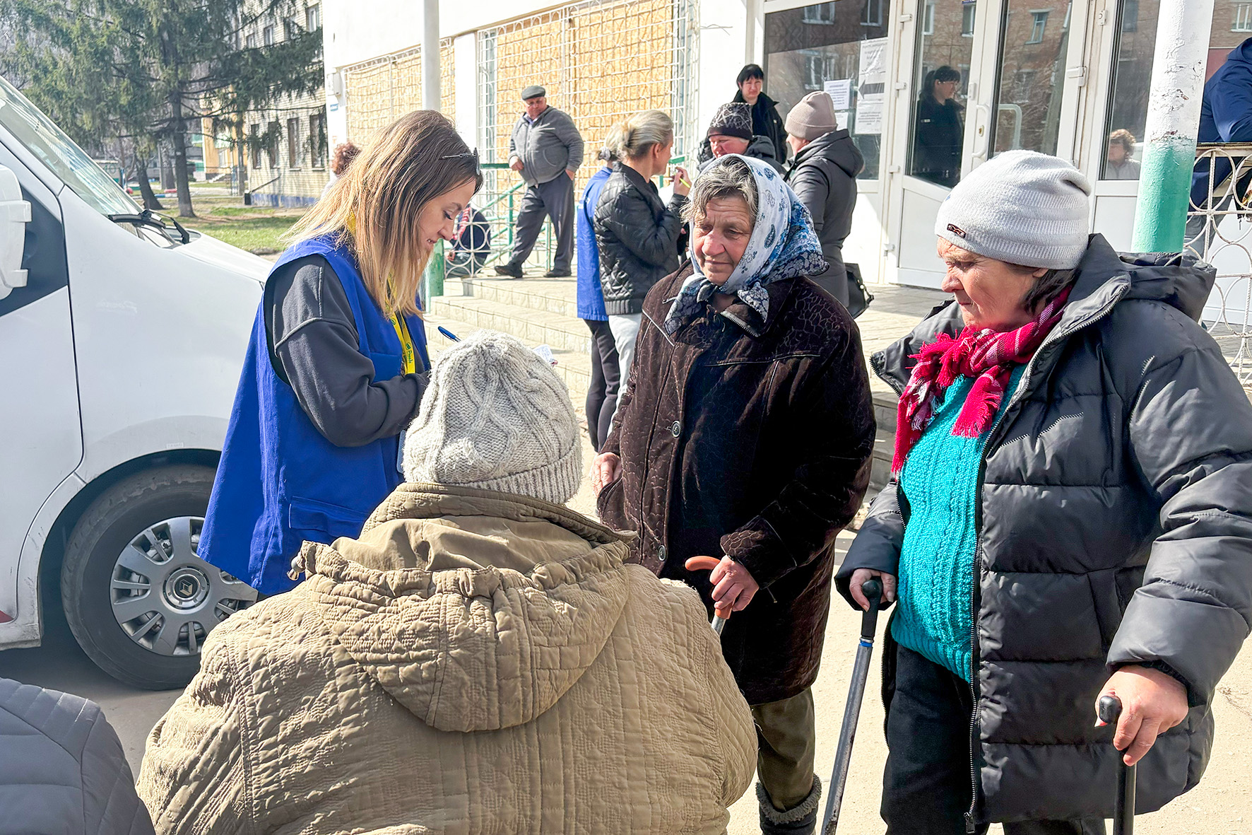 «Найбільше мені в пам‘ять вросло, як рідні тих, хто опинився під завалами, взимку босоніж стояли і чекали…», – соціальна фахівчиня «Рокади»