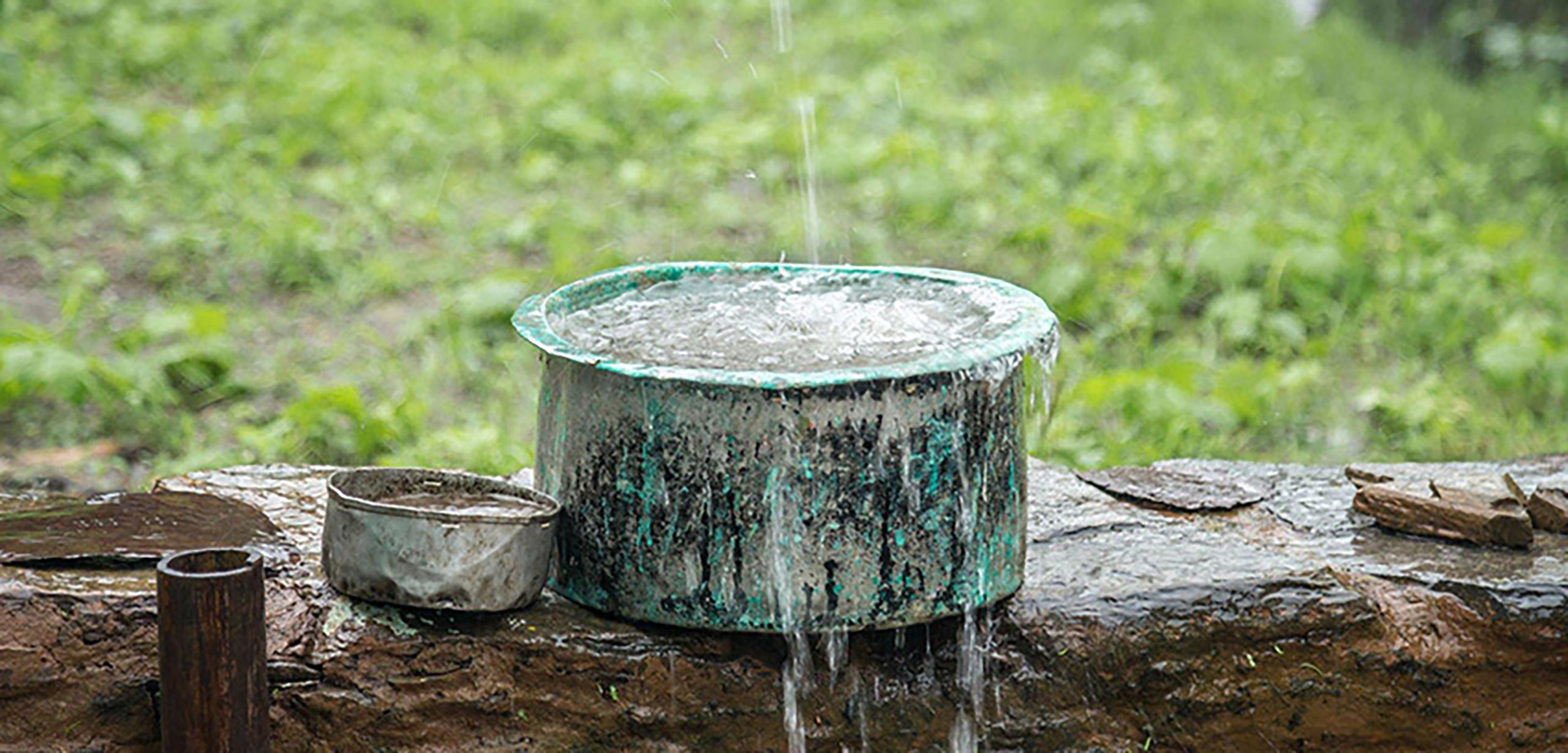 «Вода тоді була така гірка… Дуже гірка», – евакуйована жінка з Донеччини розповідає, як збирала дощову воду, щоб вижити