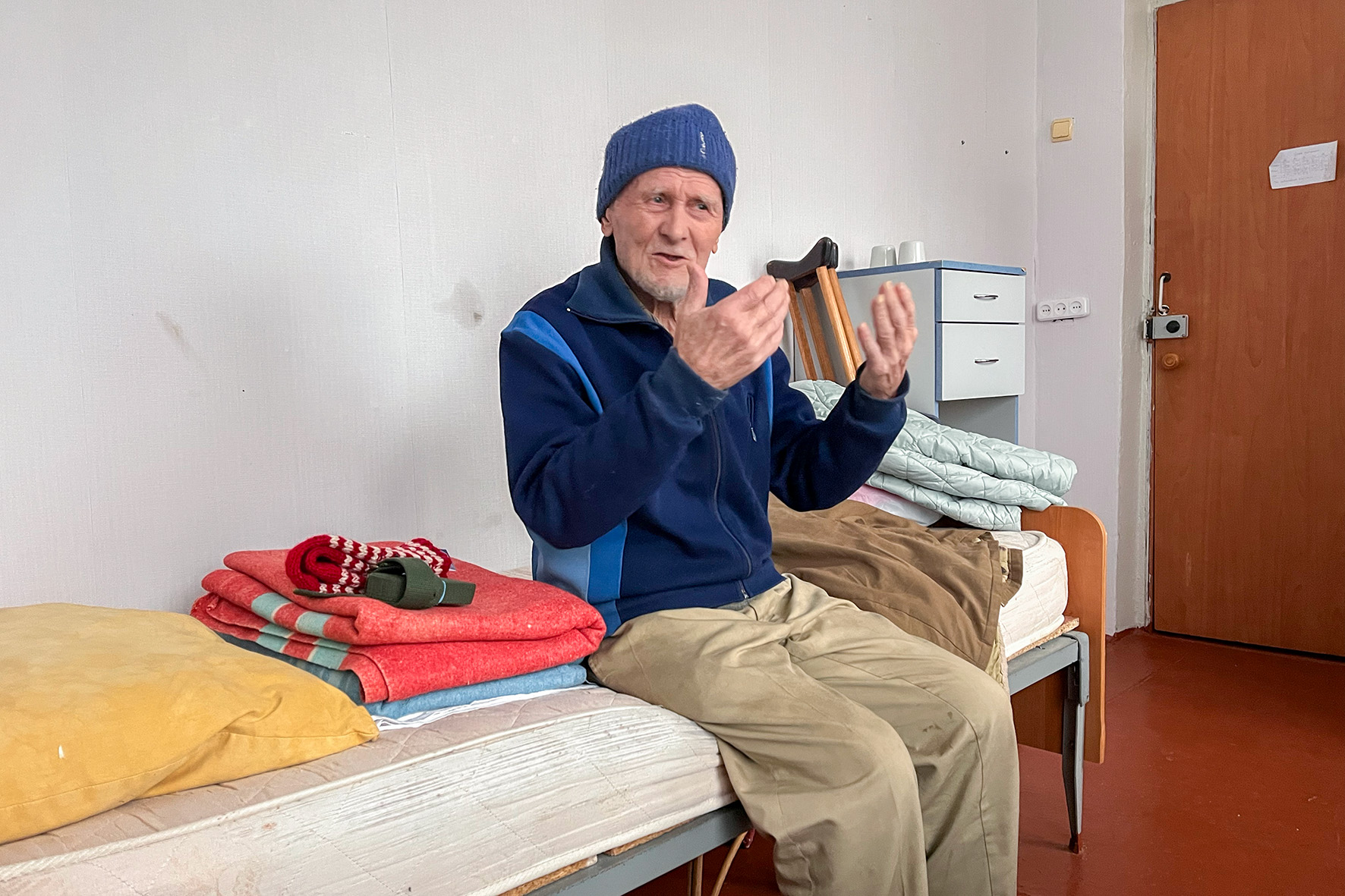 Гріли один одного взимку: історія врятованого собаки і літнього херсонця, яких вдалося евакуювати